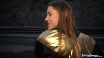 Egy kis maniért jókedvűen megmutizta a dudáit és a popsikáját majd megkóstolta az álügynök pöcsét Thumb