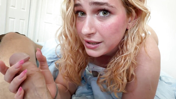 Stikában besomfordált a nevelőapám a szobámba és megkúrta a sikamlós puncuskámat Thumb