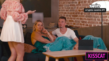 A faszimádó nevelő anya is rácuppant a fogadott lánya fiatal pasijára és végül trióban csinálták Thumb