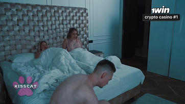 Vajon meghágta este a szunnyadó nője háta mögött a romlott fogadott lánya szűk lyukát? Thumb