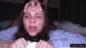 A tündibündi kolis csajból gecinyelő maca lett, mikor a kollégiumi hálójában megdöngették Thumb